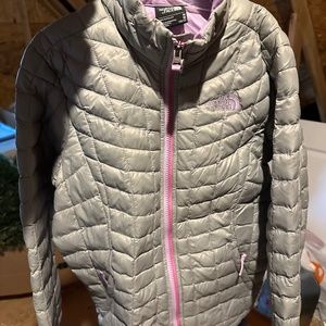 North face youth medium gray/pink puffer jacket